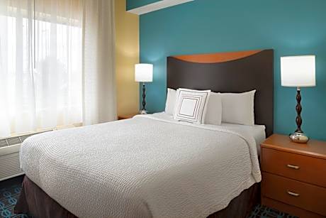 Guest Room with Queen Bed