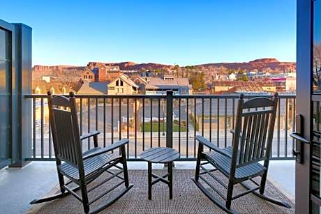 King Room with Balcony - Mobility/Hearing Accessible with Roll-In Shower