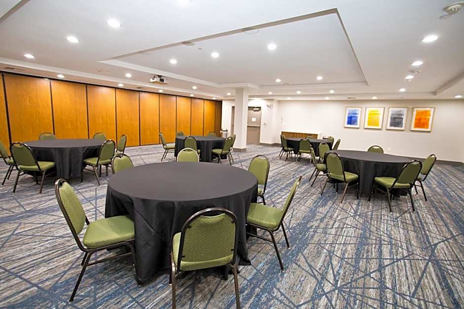 Holiday Inn Express & Suites Sacramento NE Cal Expo By IHG