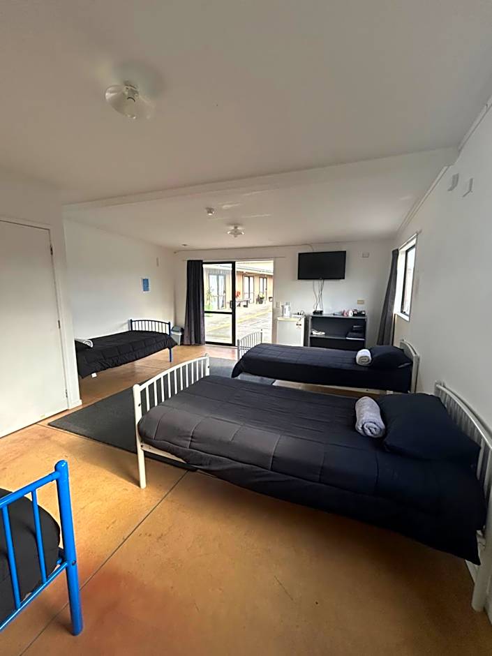 Beachcomber Lodge & Backpacker