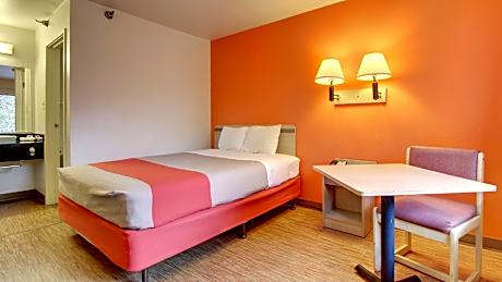 1 Queen Bed | ADA/RI Shower/Non-Smoking