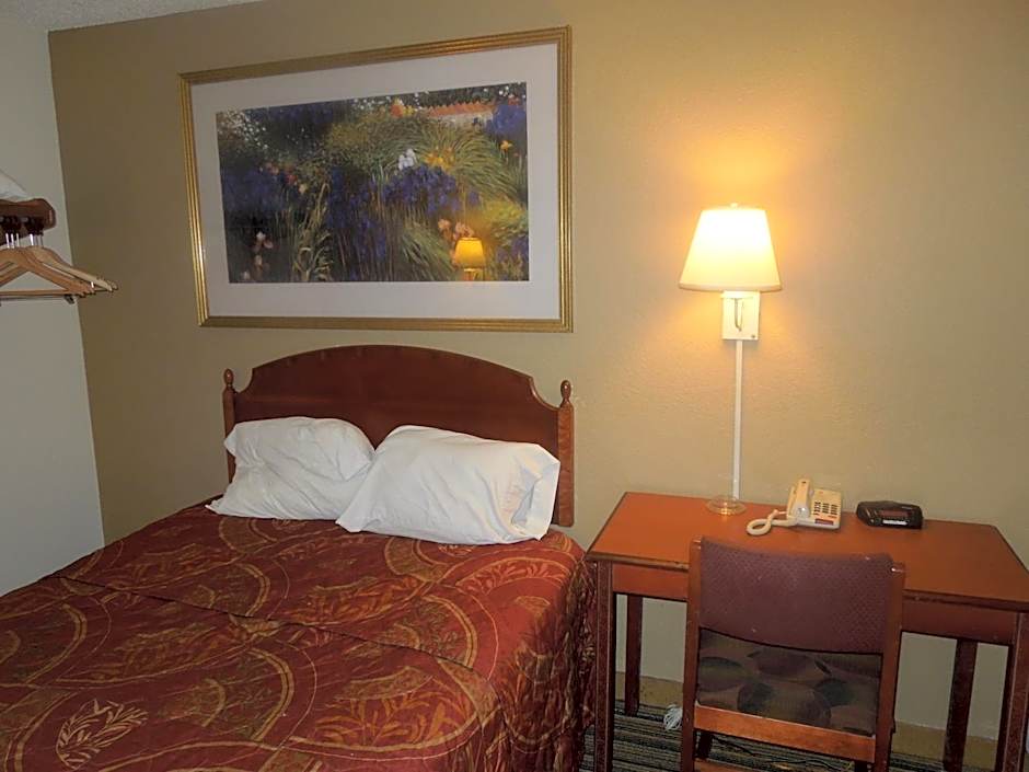 Super 8 by Wyndham Waldorf