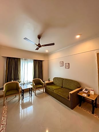 Suite with Living Room and Bathtub