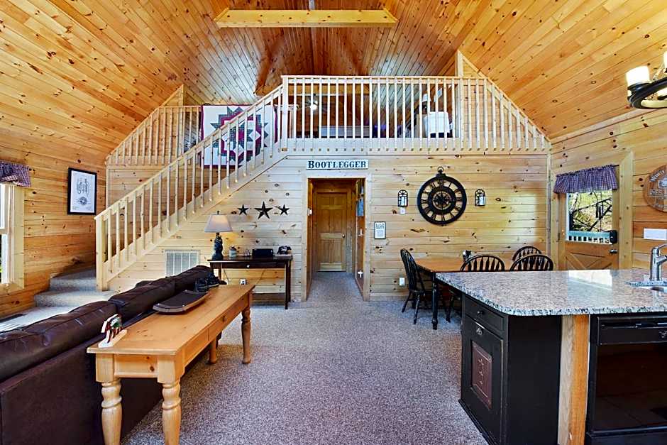 Ryes and Shine Bootlegger's Cabin! Hot Tub* Pool* Arcade* Billiards *EV * Pet Friendly