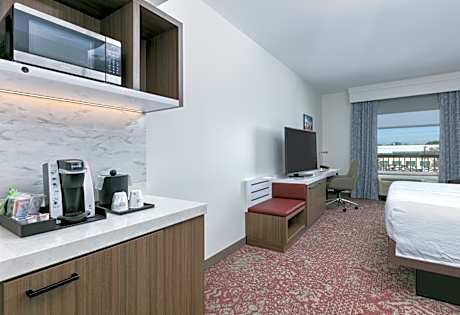 1 King Mobility/Hearing Accessible Ri Shwr