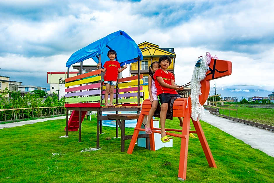 Colorful Wooden Horse Homestay – Luodong, WV