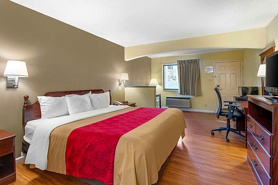 Econo Lodge Inn & Suites Southeast