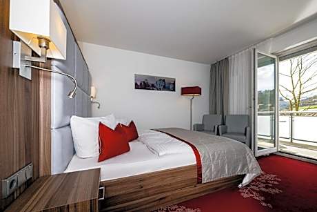 Comfort double room with side river view and balcony