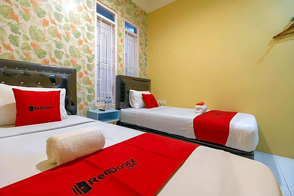 RedDoorz Syariah near Jam Gadang Bukit tinggi 2