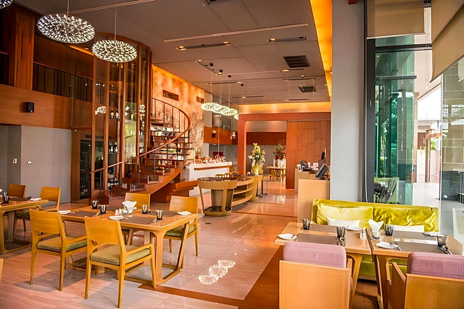 Summit Windmill Golf Suite Hotel at Suvarnabhumi