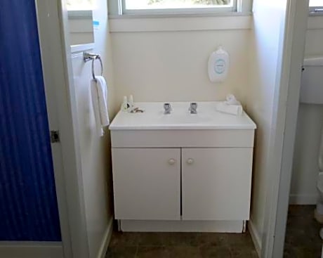 Three-Bedroom Cottage with Private Bathroom