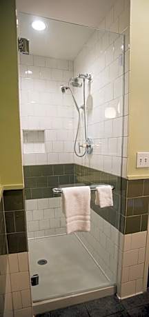1 King Suite Comm & Mobil Access Tub