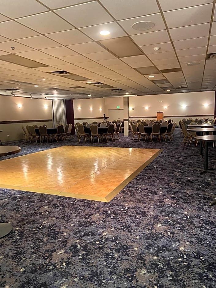 Clarion Inn & Suites and Convention Center