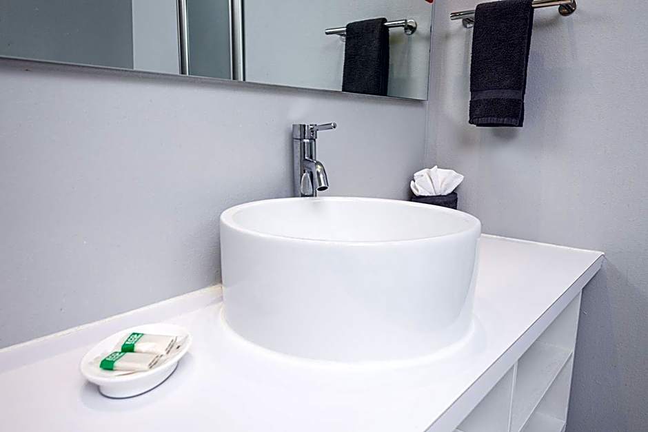 Disney 12 minutes for family, Pool and parking FREE