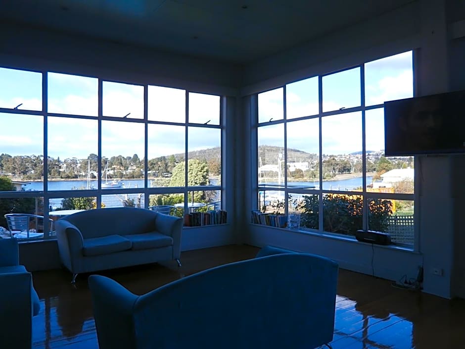 Waterfront Lodge Motel