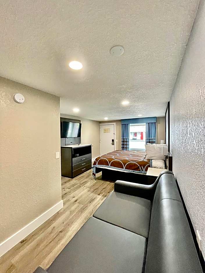 Super 8 by Wyndham Kissimmee-Orlando