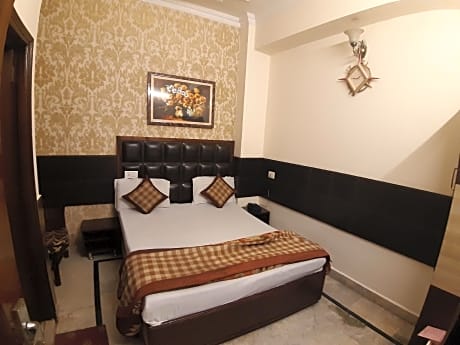 Deluxe Room with King Bed - Smoking