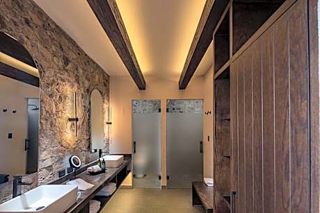 Deluxe Queen Suite