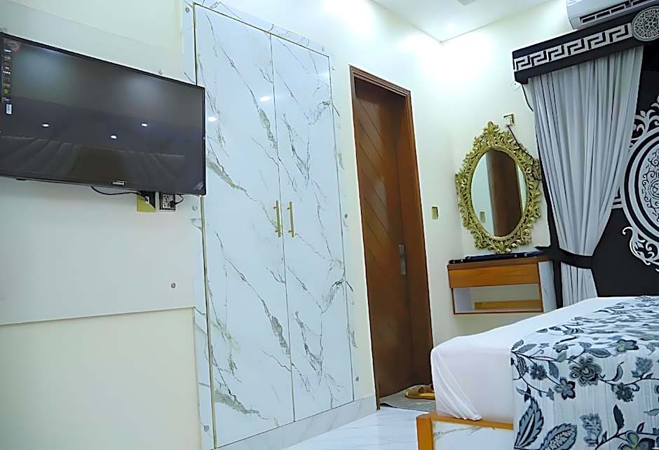 Roomi Rezidor – Karachi, TX