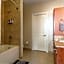 Amazing Condos Beautiful View 2 Blocks To French Quarter, Small Rooftop Pool, Gym, Seanger Theater, Super Dome, And Bourbon St