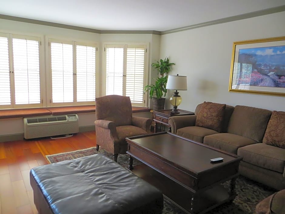 Cow Hollow Inn and Suites