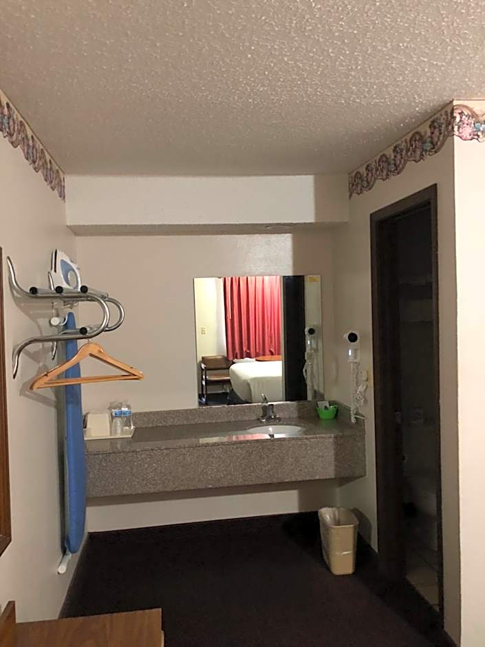 Photo 1 of 9 of 1 Queen Bed, Nonsmoking