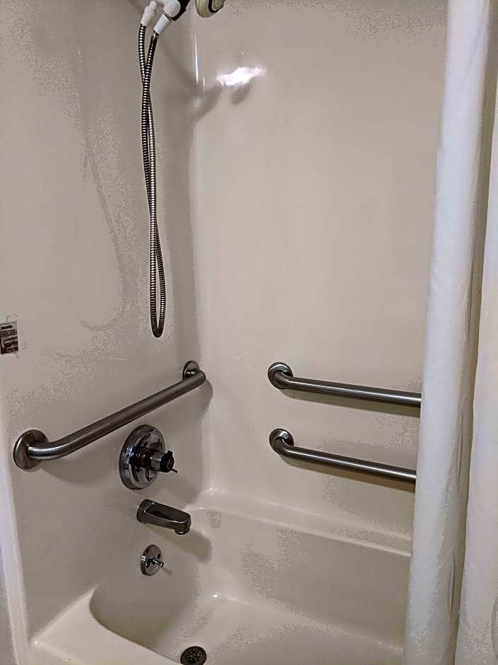 Photo 1 of 5 of 1 Queen Bed, Accessible