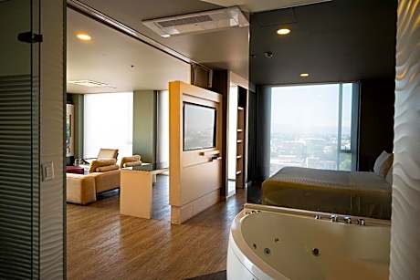 Deluxe Suite with Spa Bath