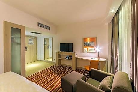 Queen Room - Accessible