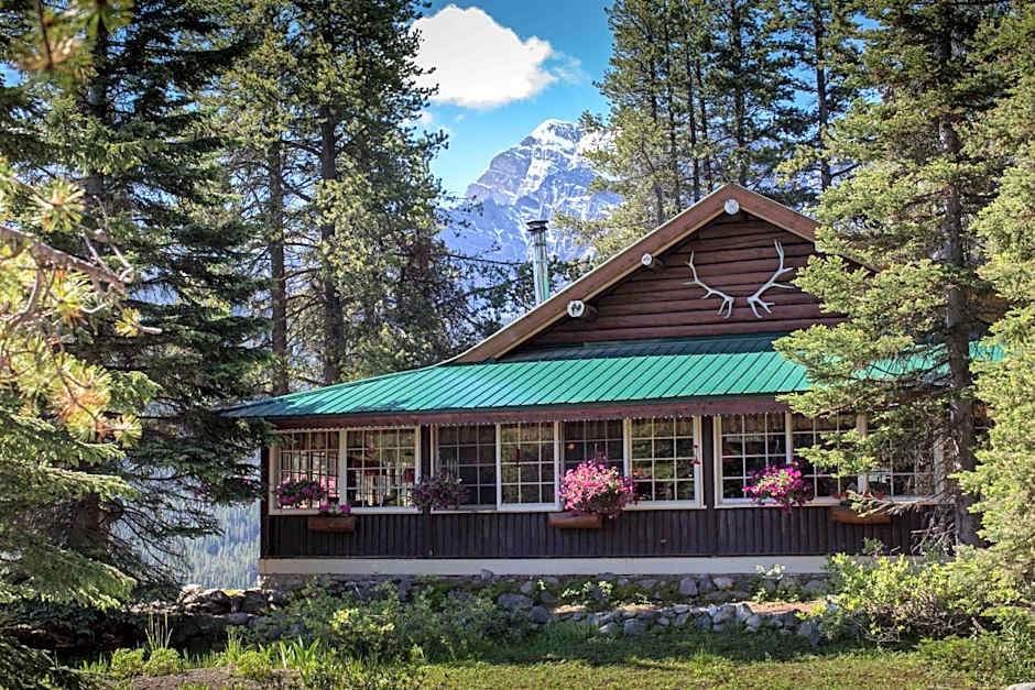 Storm Mountain Lodge & Cabins