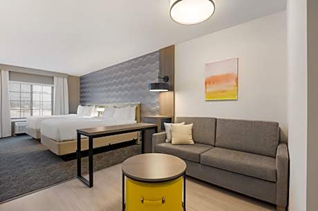 Queen Suite with Two Queen Beds and Sofabed - Non Smoking/No Pets Allowed