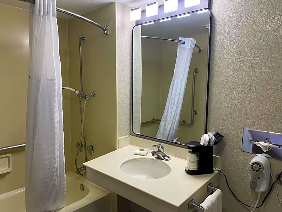 Days Inn & Suites by Wyndham Arlington Heights