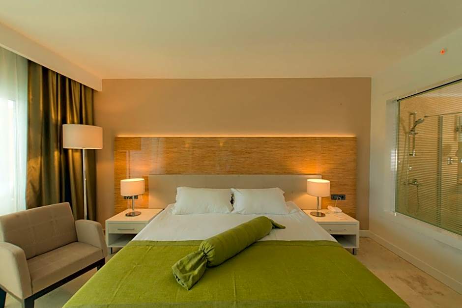 Bellazure Hotel