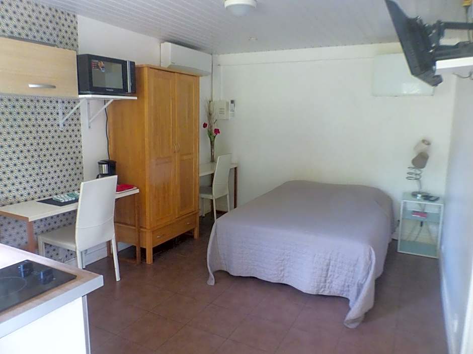 Au Petit Canal Fleuri