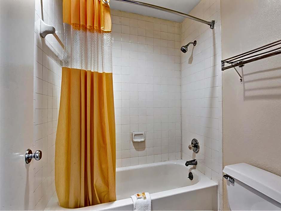 Days Inn by Wyndham Charlotte Northlake