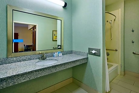 1 KING MOBILITY ACCESS TUB SUITE NONSMOKING MICROWAVE/HDTV/WORK AREA FREE WI-FI/HOT BREAKFAST INCLUDED
