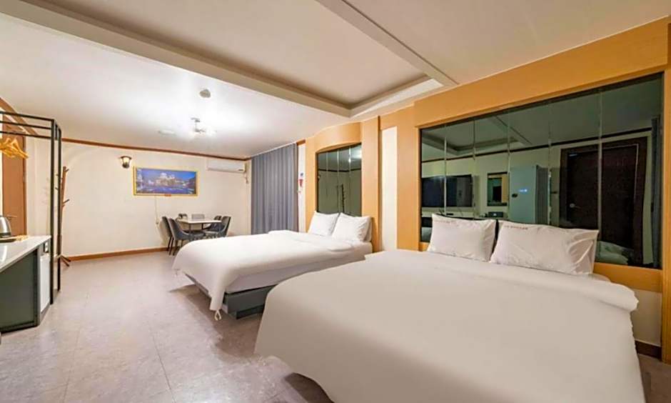 Photo 1 of 6 of Junior Suite