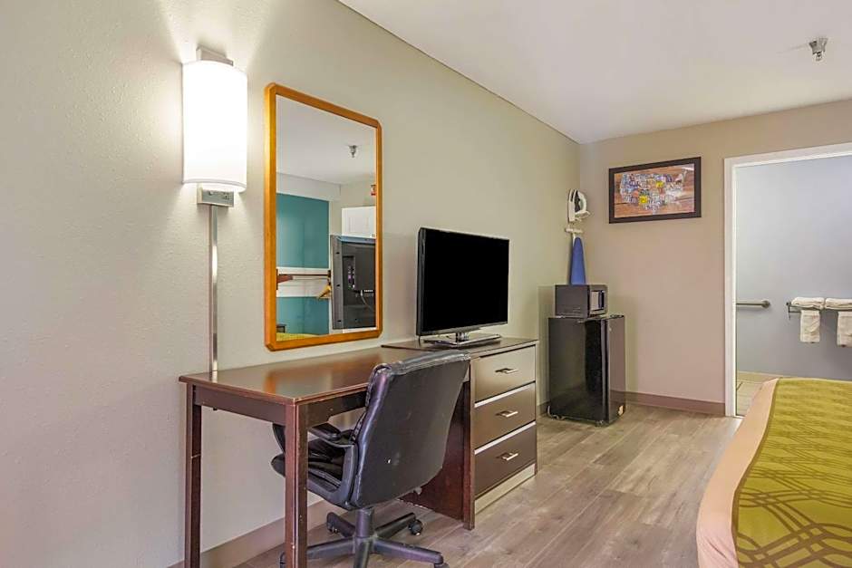 Econo Lodge Inn & Suites I-65
