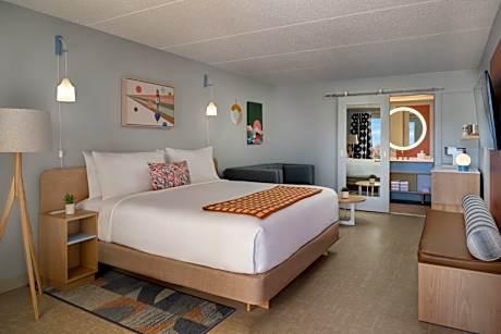 Standard King Room with Adapted Tub - Mobility Accessible