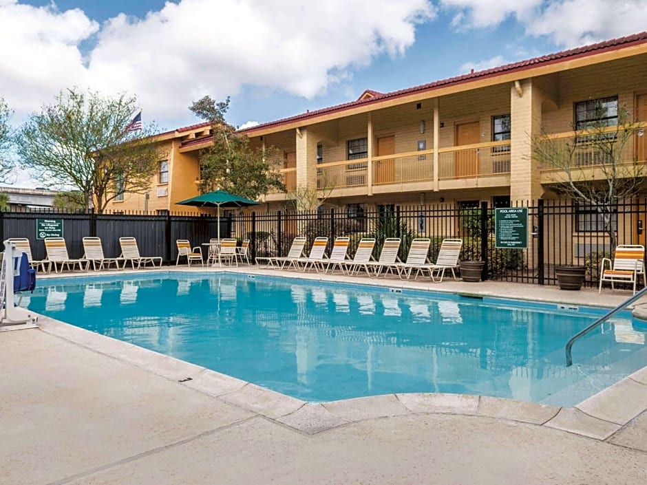 La Quinta Inn & Suites by Wyndham New Orleans West Bank