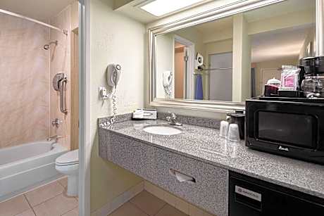 Suite-2 Queen Beds Non-Smoking Sofabed Dining Room Top Floor Kitchenette 2 Flat Screen Tvs