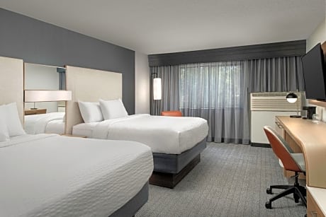 Queen Room with Two Queen Beds and Adapted Tub - Mobility Accessible