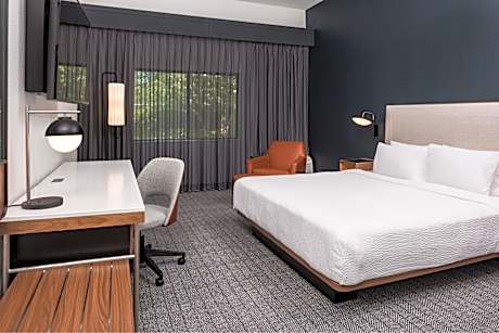 King Room with Adapted Tub - Mobility Accessible