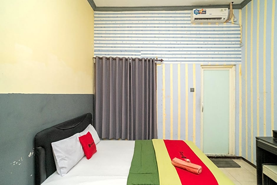 RedDoorz near Alun Alun Batu