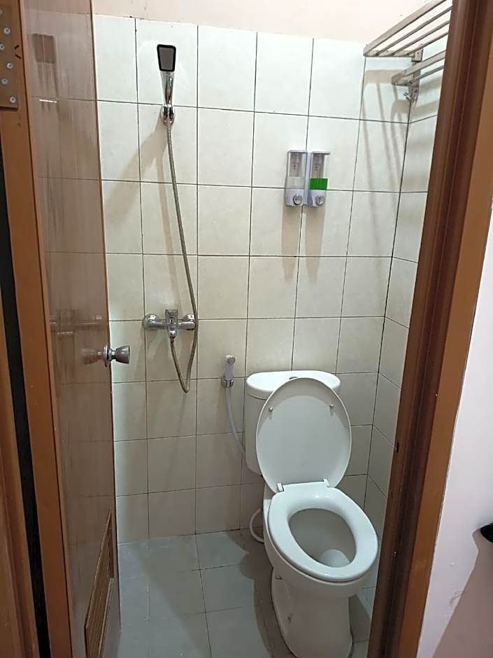 RedDoorz Syariah near Exit Toll Subang