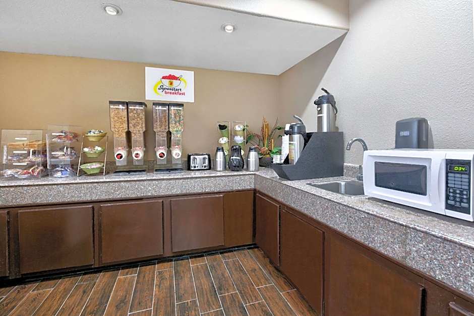 Super 8 by Wyndham New Braunfels I-35