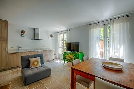 Duplex-Apartment-Ensuite with Bath-Garden View