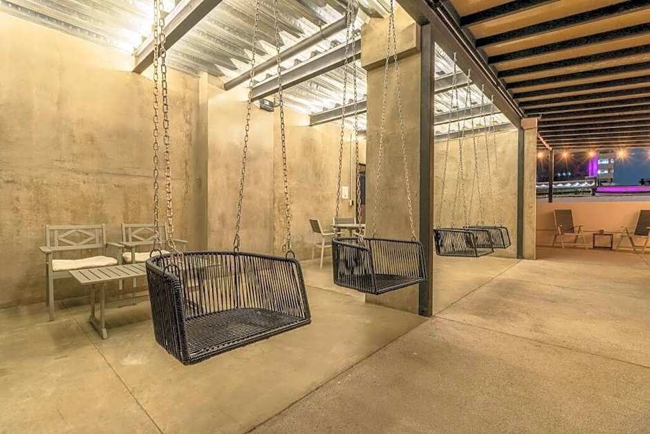 L104 New Studio apt 2Bdrm 1bath fits 6 AC Rooftop L104 New Studio apt 2Bdrm 1bath fits 6 AC Rooftop