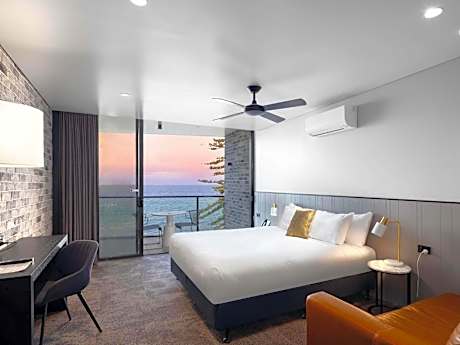 Deluxe King Room - Oceanfront