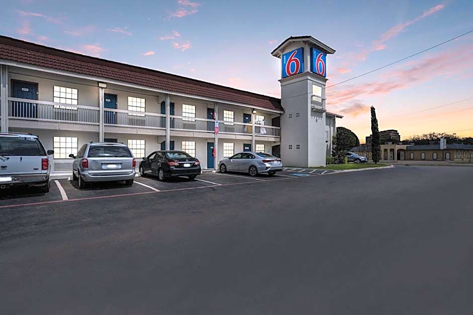 Motel 6 Dallas Market Center